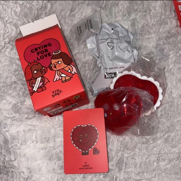 Pop Mart CRYBABY Heart Broken Crying For Love Authentic Figure w/ Box & Card - Picture 3 of 4